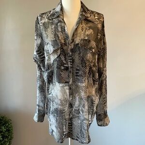 BB DAKOTA women’s snakeskin pattern OVERSIZED / RELAXED fit button down BLOUSE